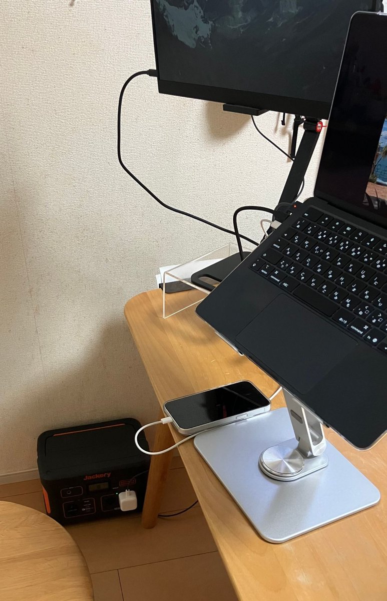 食卓の足元に置いたJackery708からパソコンを充電し、パソコンからスマホとモニターに電気を送っているわが家の写真